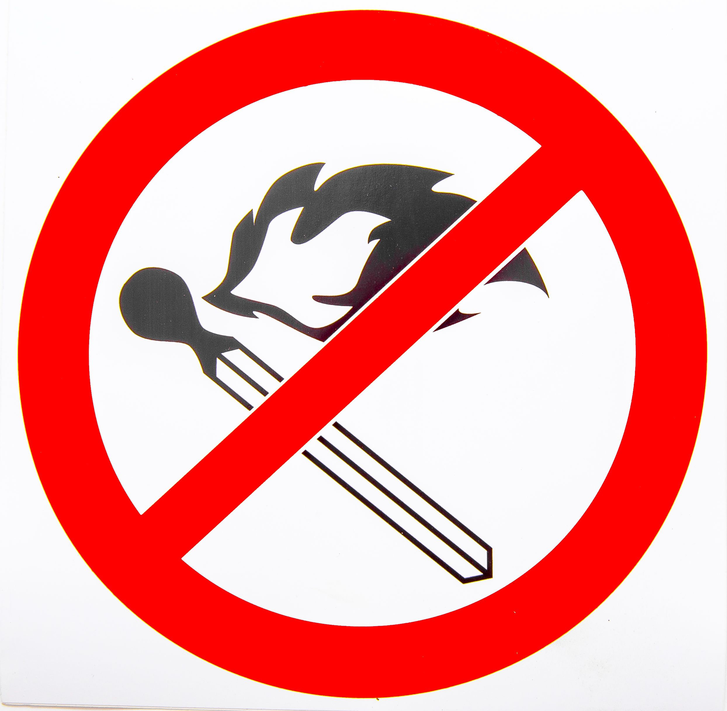 Знак запрещающий "Запрещено пользоваться  открытым огнем и курить" круг диаметр 200мм. наклейка /1/