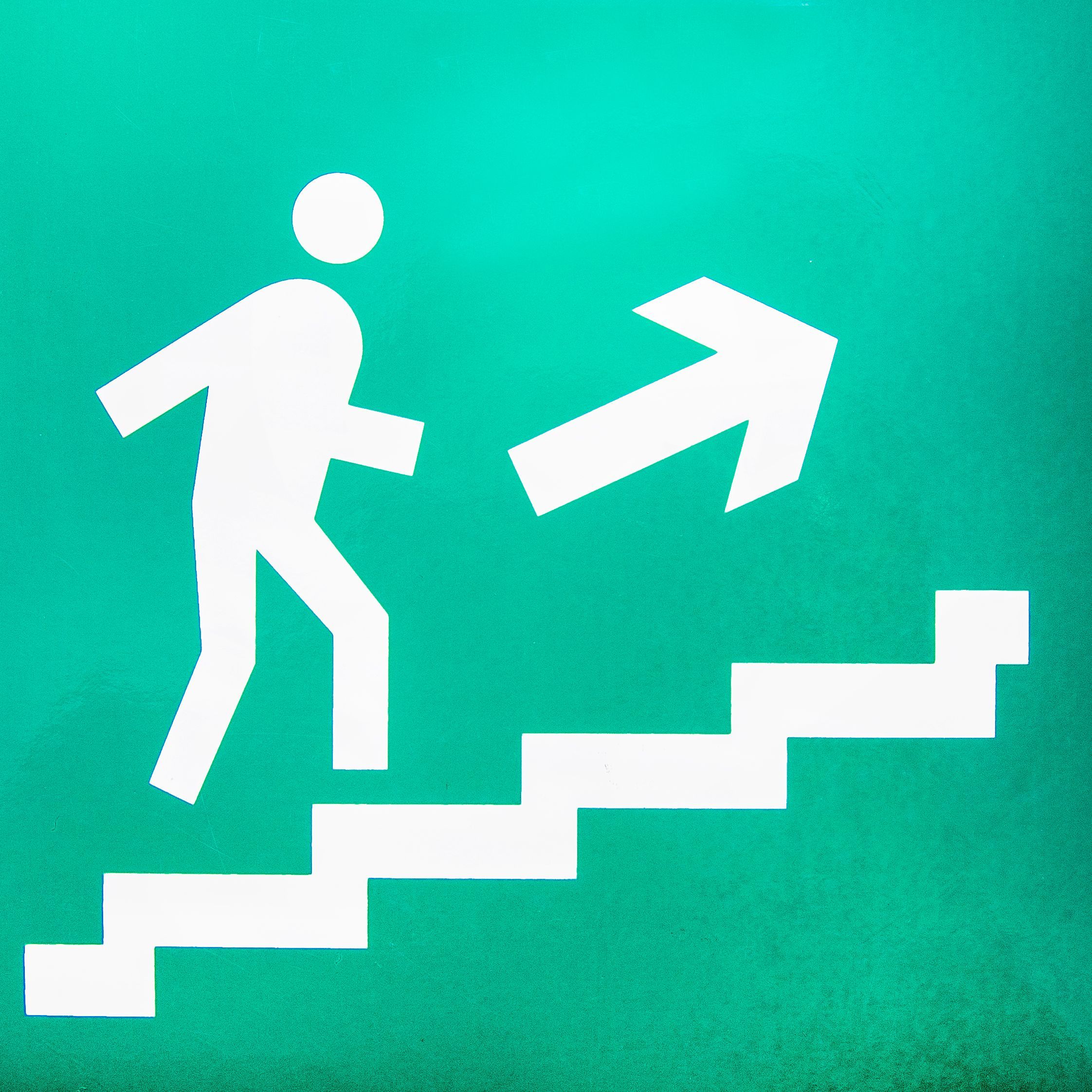 Знак эвакуационный "Направление к эвакуационному выходу по лестнице. НАПРАВО вверх" 20 х 20см. /1/