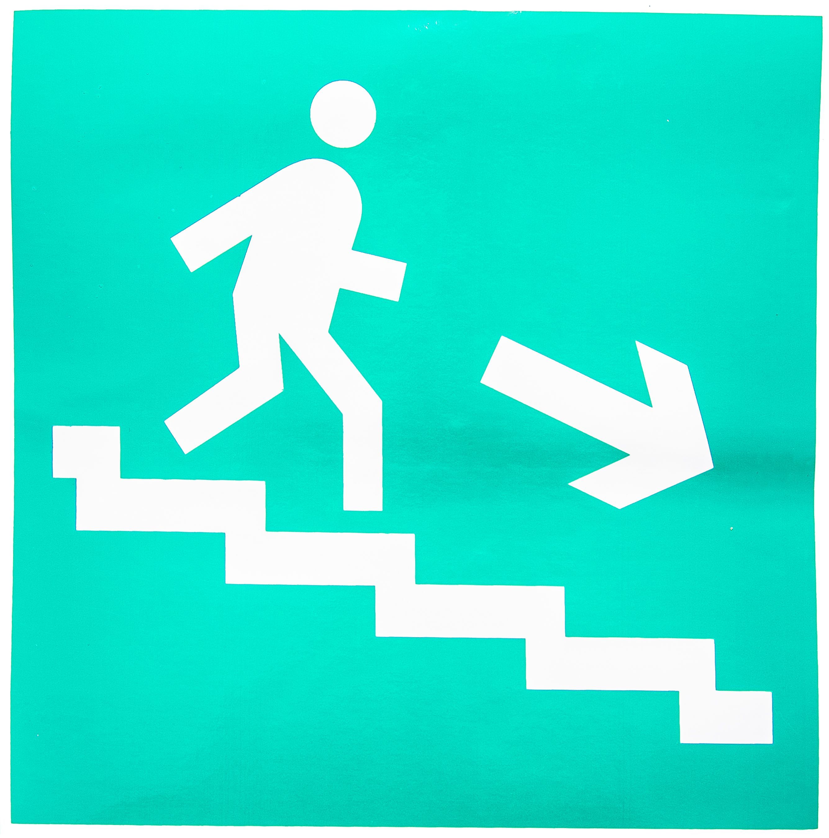 Знак эвакуационный "Направление к эвакуационному выходу по лестнице. НАПРАВО вниз" 20 х 20см. /1/